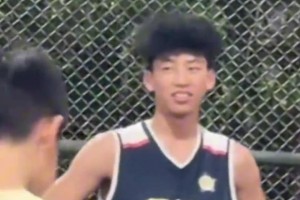 小孩哥用一个进球赢得哥哥们的尊重！